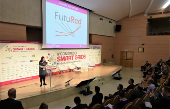 Maria Concepcion Mora de Amarillas - Detalle 1 Entrega Premios Futured - 4 Congreso Smart Grids